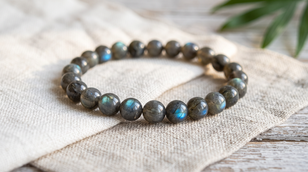 Labradorite : vertus, origine, gisements, purification et usage