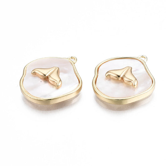 Charm pendentif queue de baleine nacré