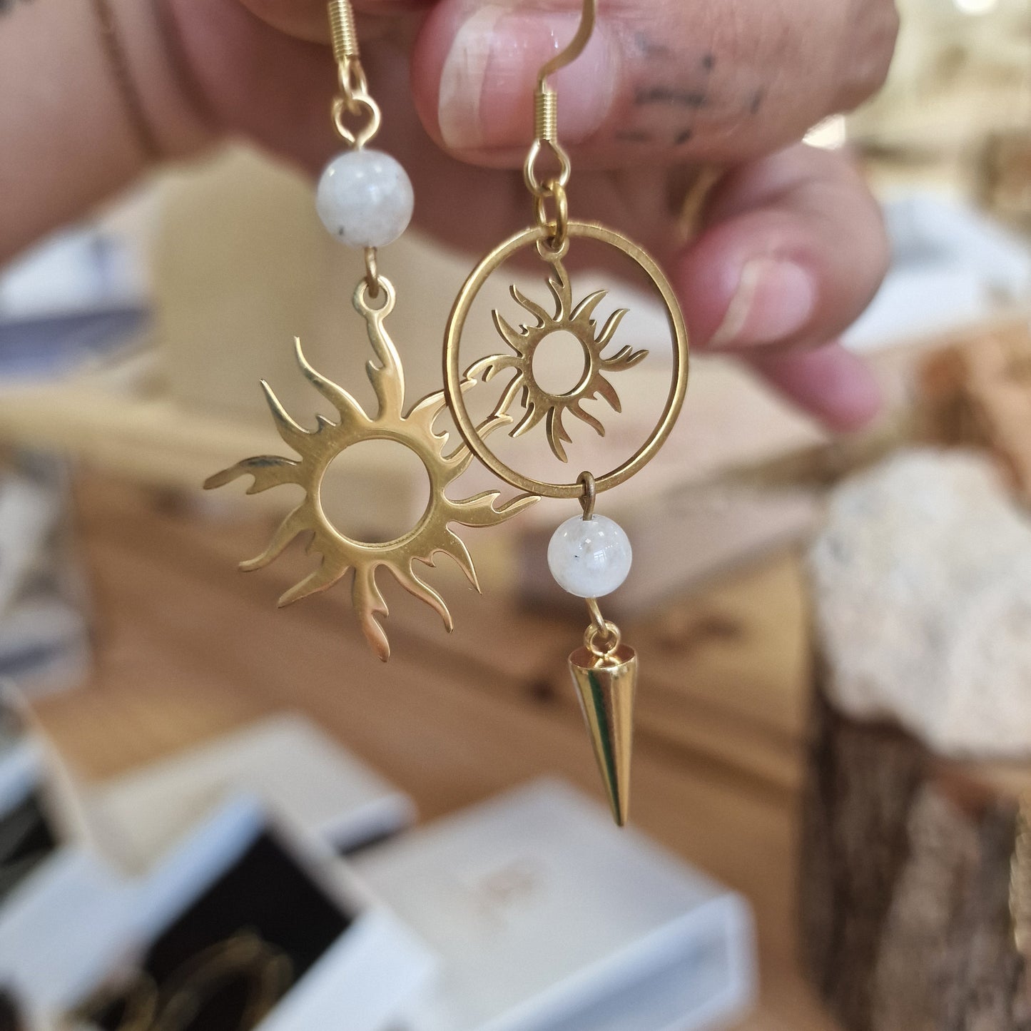 Boucle d'oreilles dépareillées - Féminin sacré - Pierre de lune