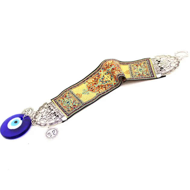 Suspension protection mauvais œil tapis