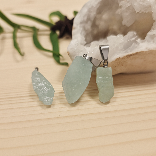 Pendentif Aigue Marine brute – Douceur, communication et clarté émotionnelle