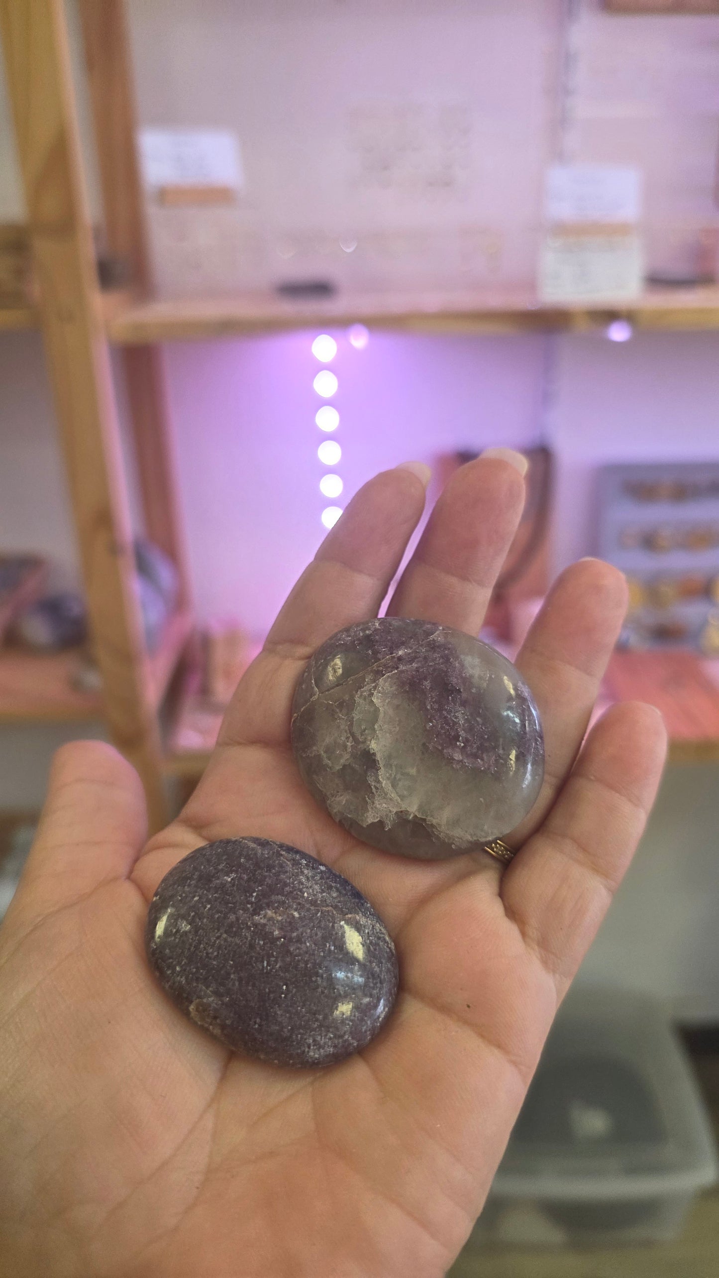 Lepidolite galet