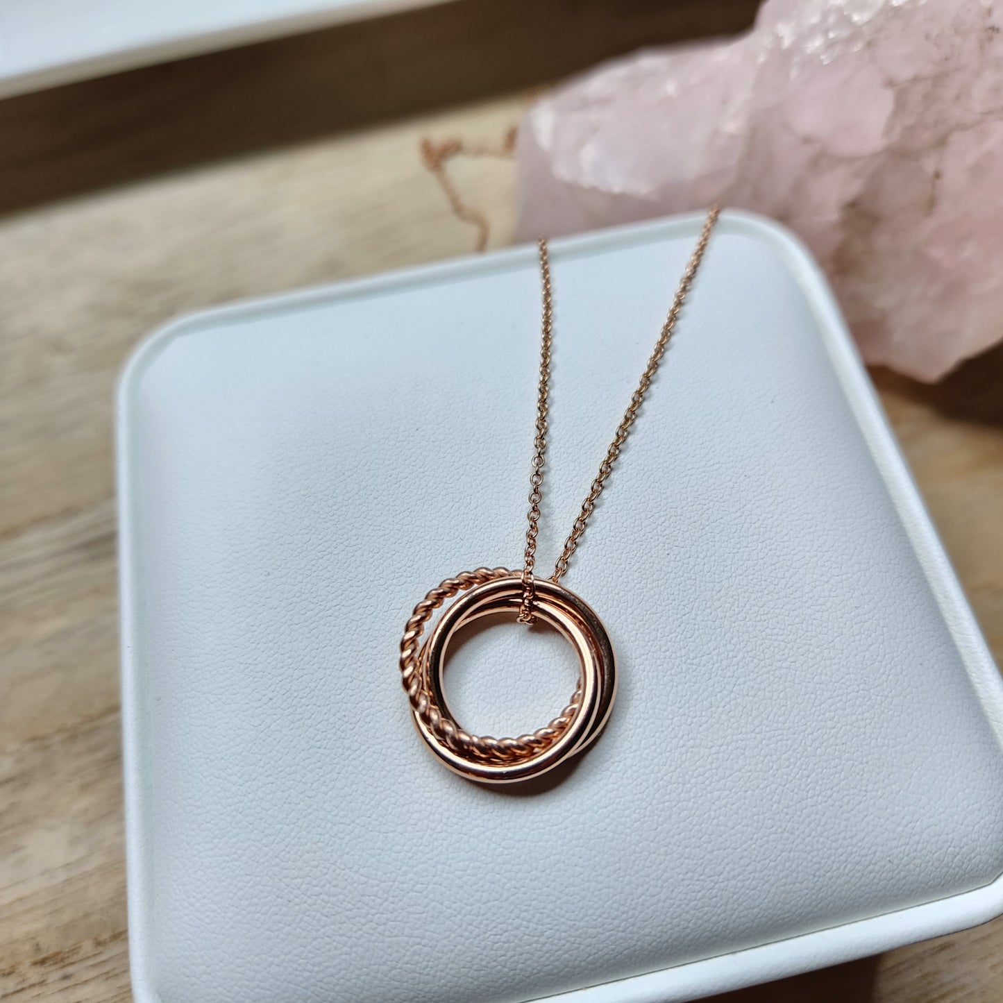 Collier bouddhiste avec mantra gravé