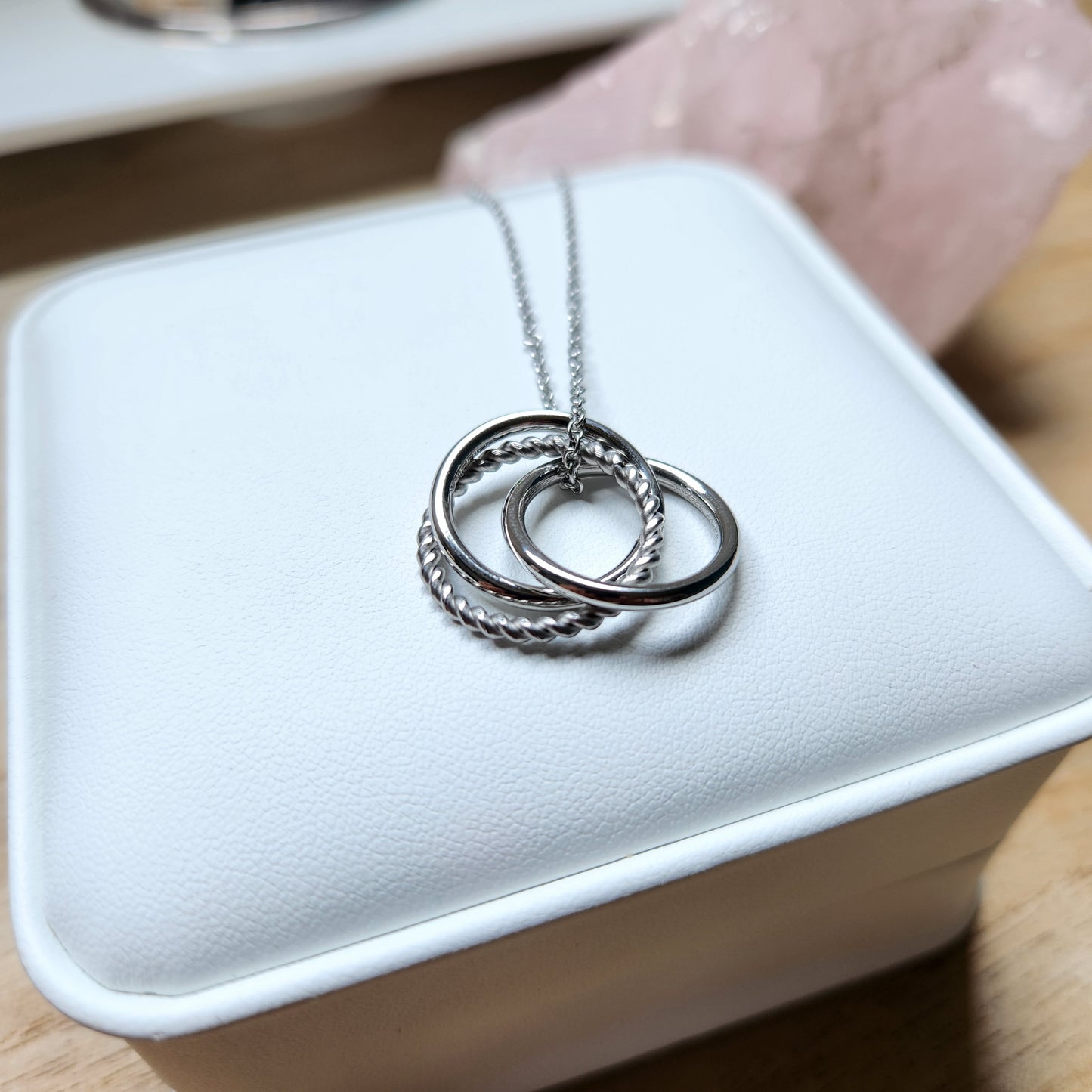 Collier bouddhiste avec mantra gravé