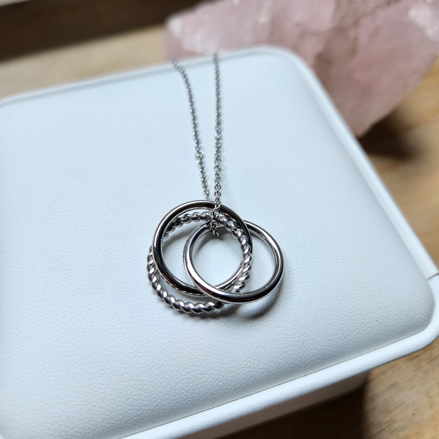 Collier bouddhiste avec mantra gravé