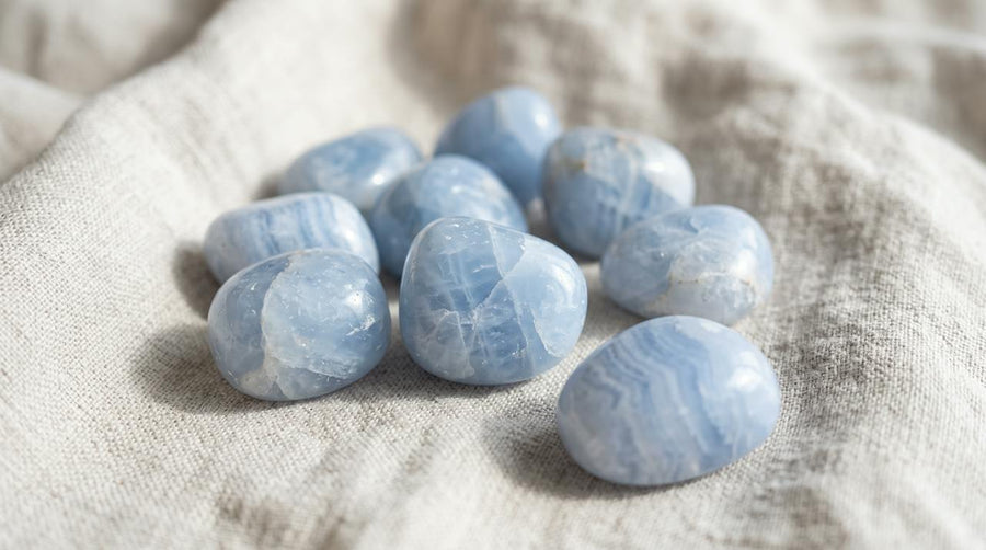 Pierres roulées de calcite bleue naturelle