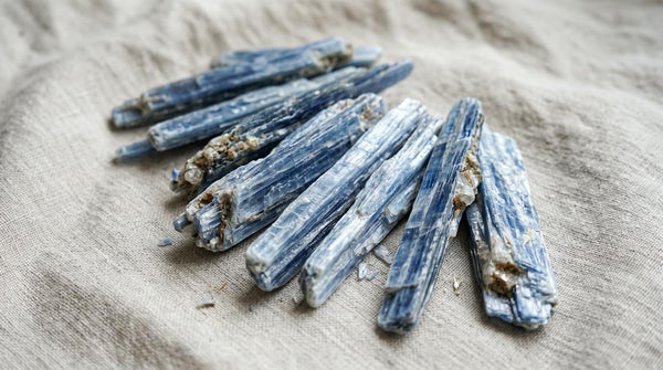 Lames de cyanite bleue brute naturelle