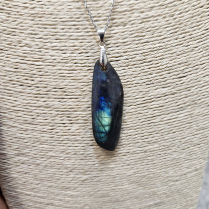 Pendentif labradorite madagascar bleue