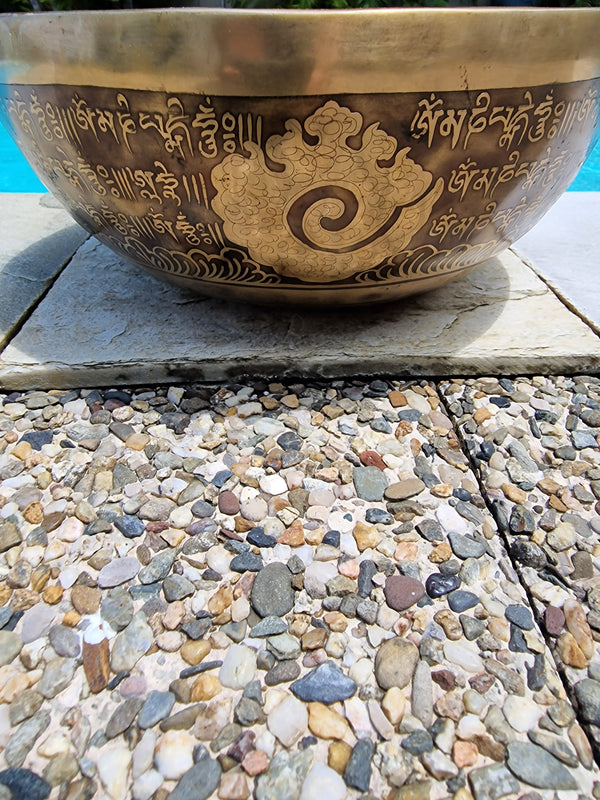 Bol Chantant Tibétain - Cho-pa Gravé avec symbole sacrée 26 cm