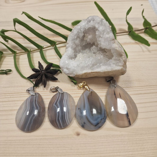 Pendentif Agate rubanée naturelle – Stabilité, ancrage et équilibre émotionnel