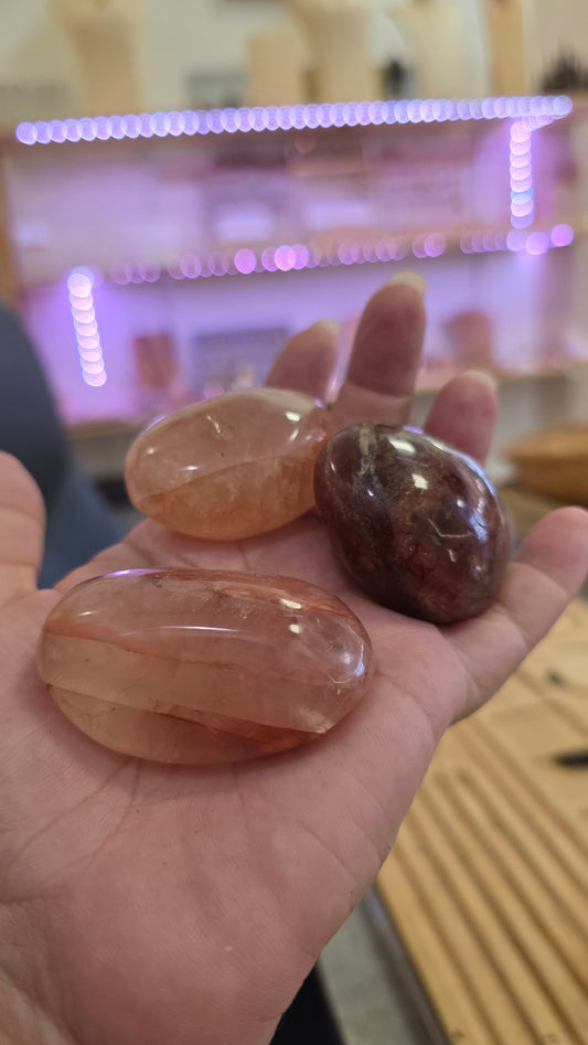 Quartz hematoide rouge galet oeuf
